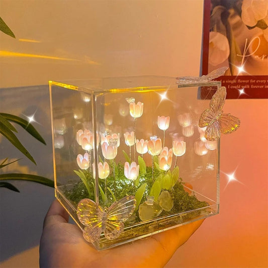 LÁMPARA CON TULIPANES INFINITOS EN FORMA DE CUBO